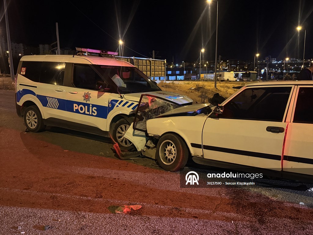 KAYSERİ - Polisin "dur" ihtarına uymayan sürücü ekip aracına çarptı, 2 polis yaralandı - Görsel 1