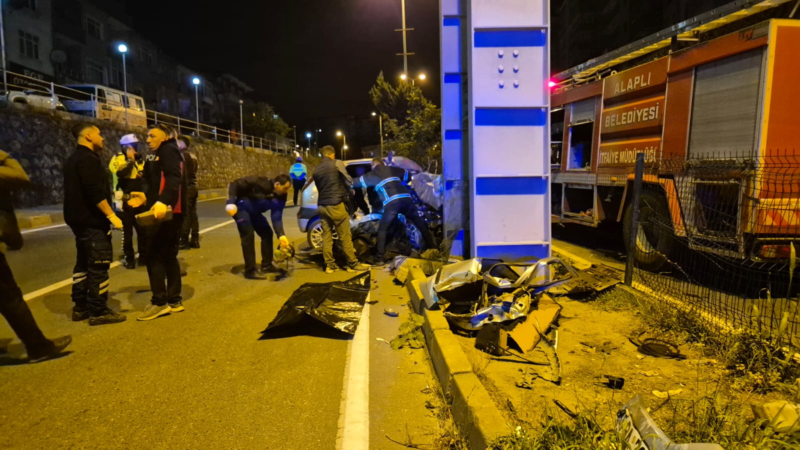 Otomobil, üst geçidin ayağına çarptı: 2 ölü - Görsel 1