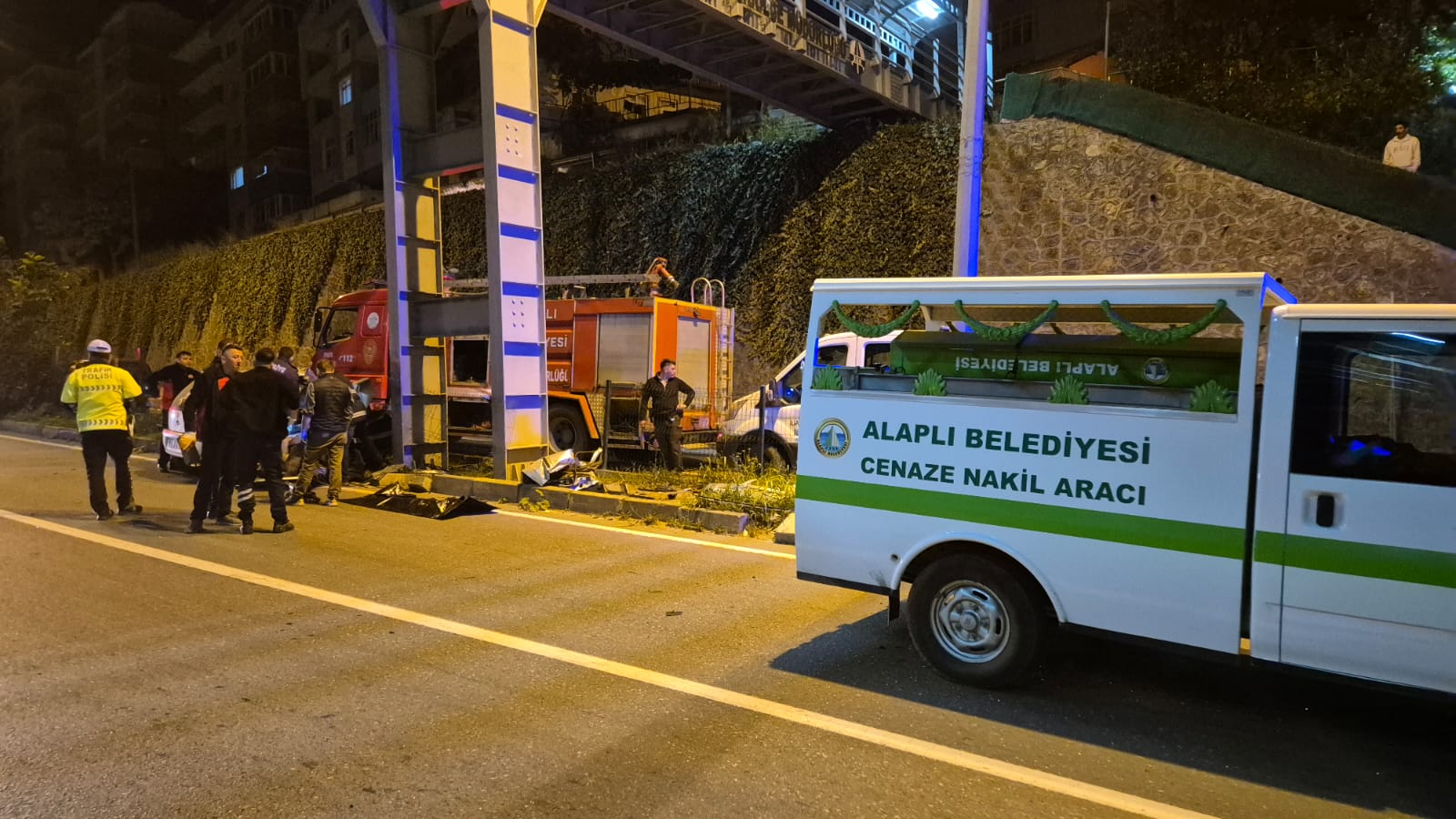 Otomobil, üst geçidin ayağına çarptı: 2 ölü - Görsel 2