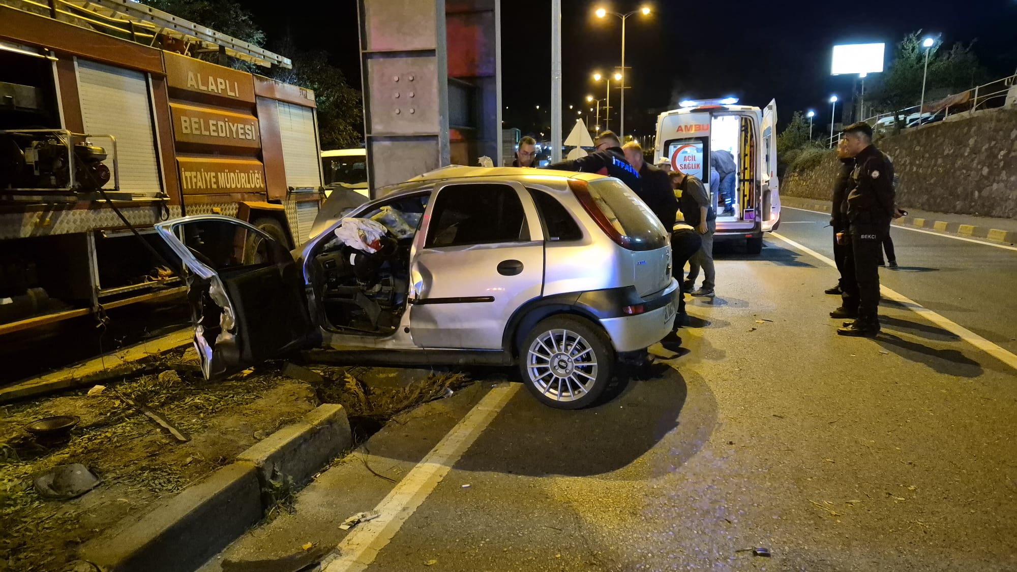 Otomobil, üst geçidin ayağına çarptı: 2 ölü - Görsel 4