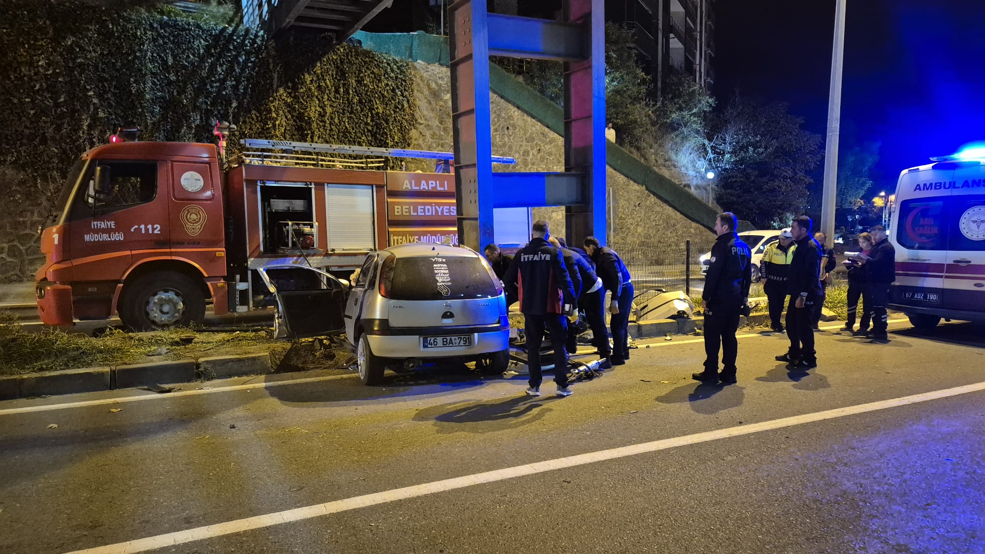 Otomobil, üst geçidin ayağına çarptı: 2 ölü - Görsel 5