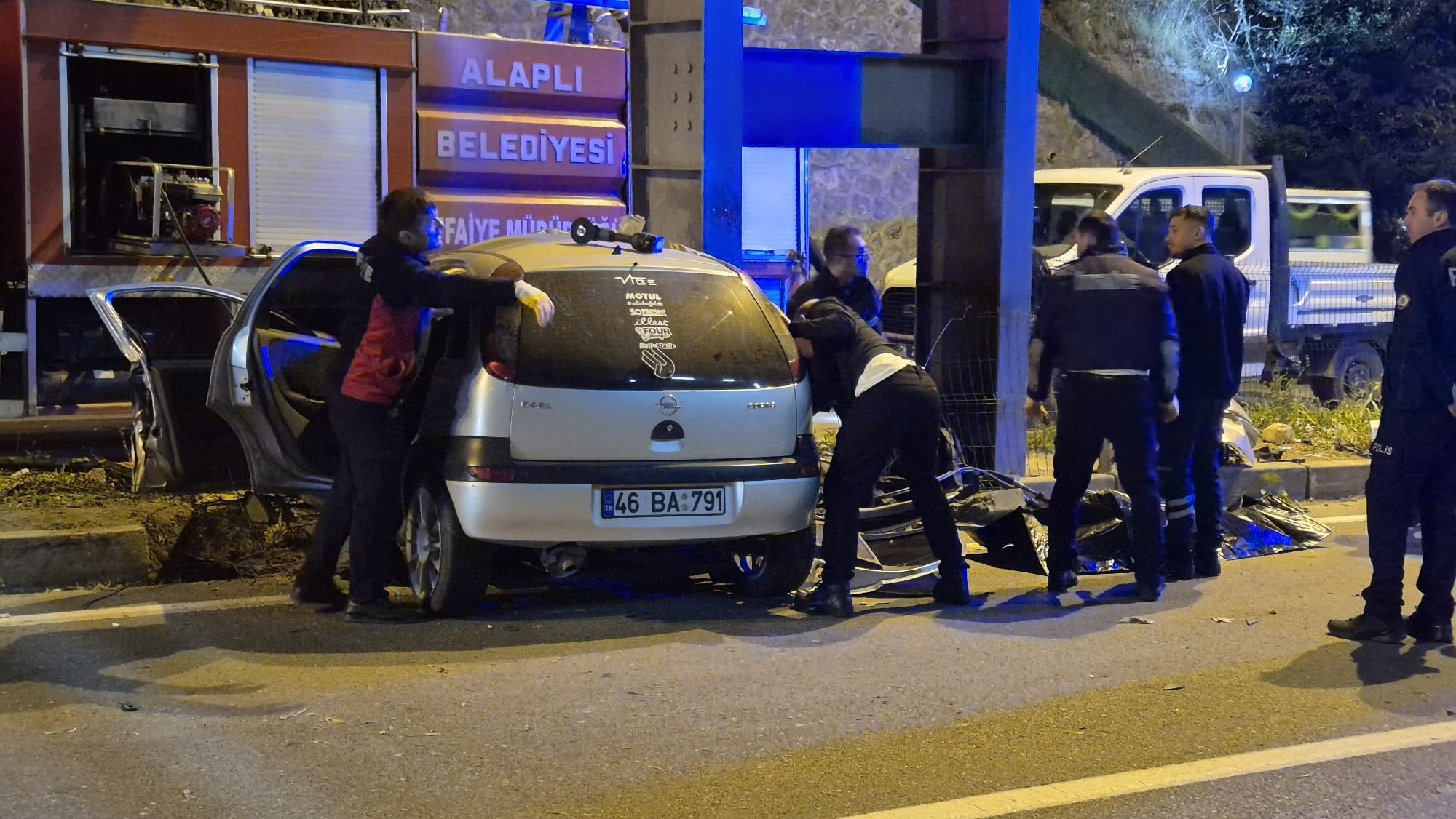 Otomobil, üst geçidin ayağına çarptı: 2 ölü - Görsel 6