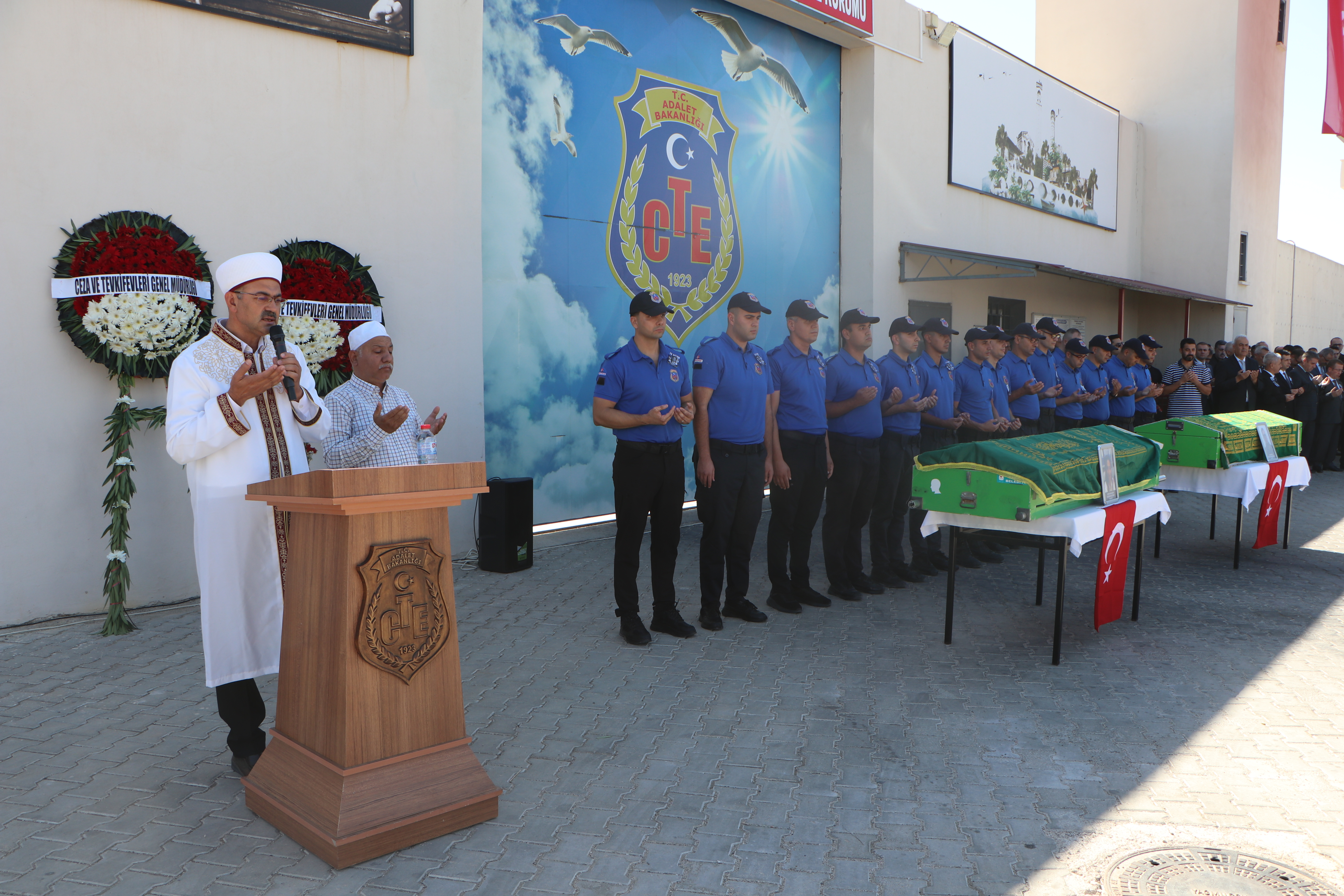 Kazada ölen cezaevi memurları, son yolculuklarına uğurlandı - Görsel 7