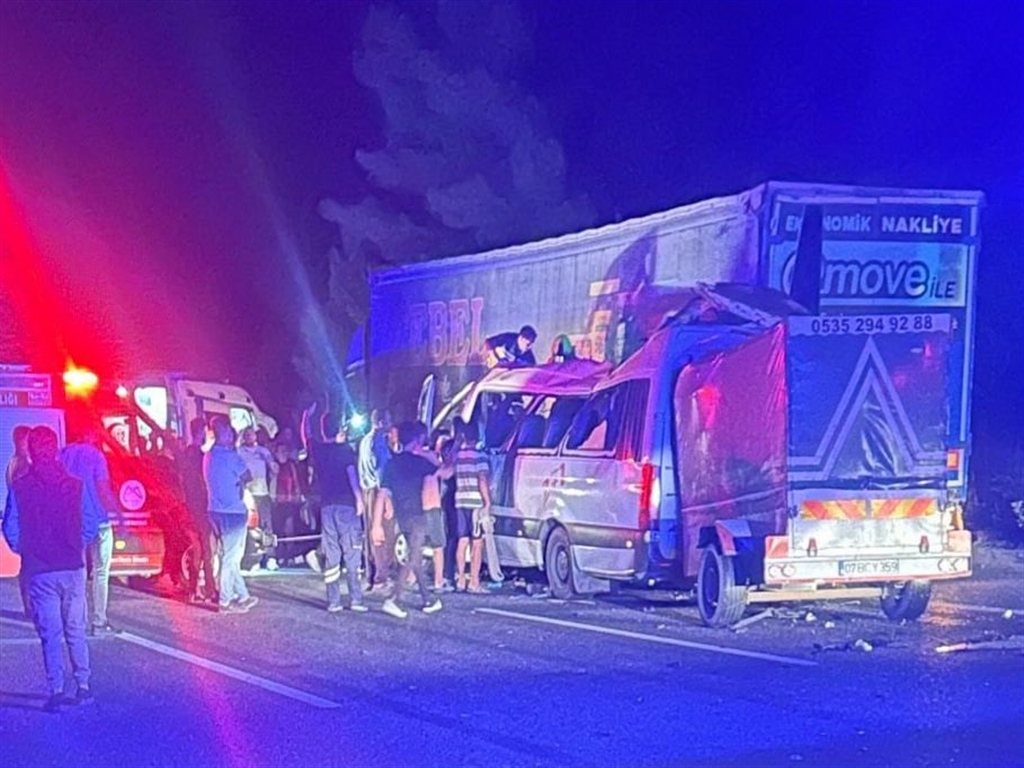Tarım işçilerini taşıyan minibüs TIR'a çarptı; 3 ölü, 16 yaralı - Görsel 1