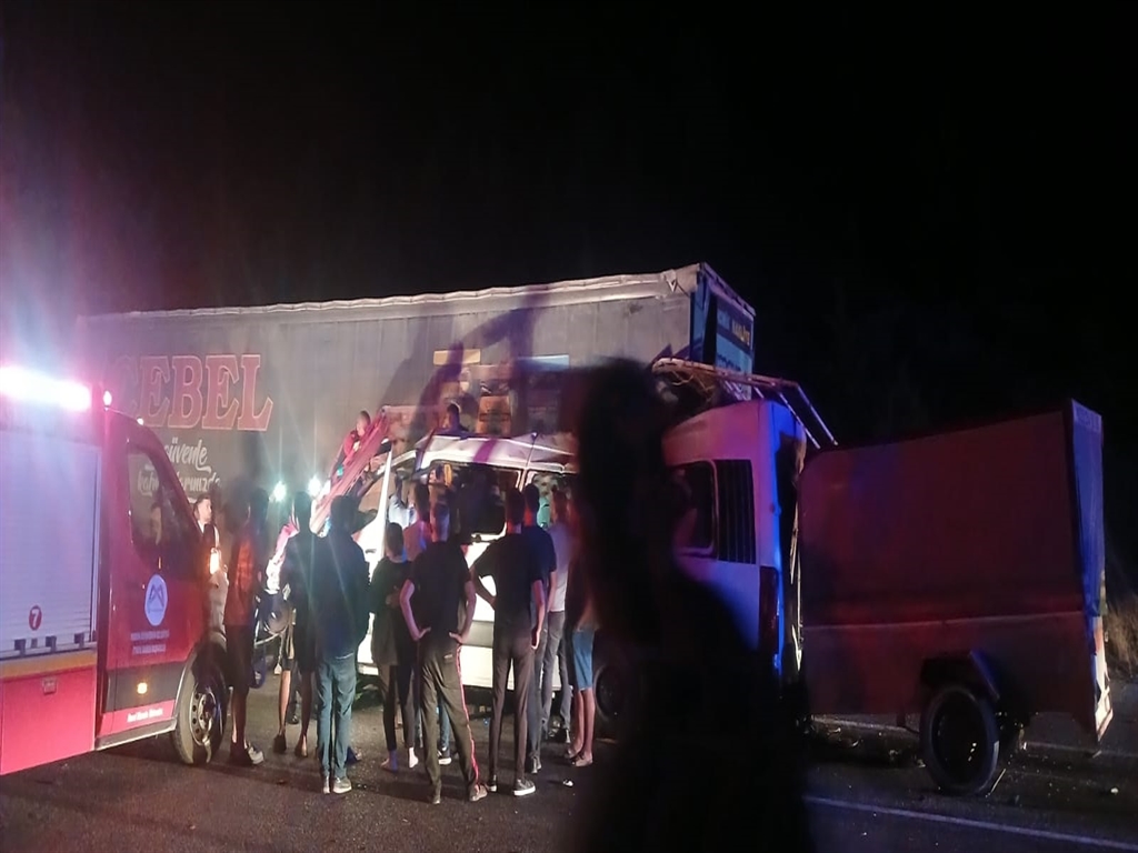 Tarım işçilerini taşıyan minibüs TIR'a çarptı; 3 ölü, 16 yaralı - Görsel 4