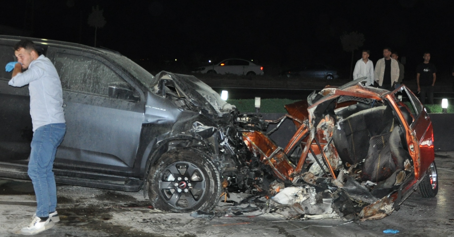 Manisa’da kamyonet ile çarpışan otomobil ikiye ayrıldı: 5 ölü, 6 yaralı  - Görsel 1