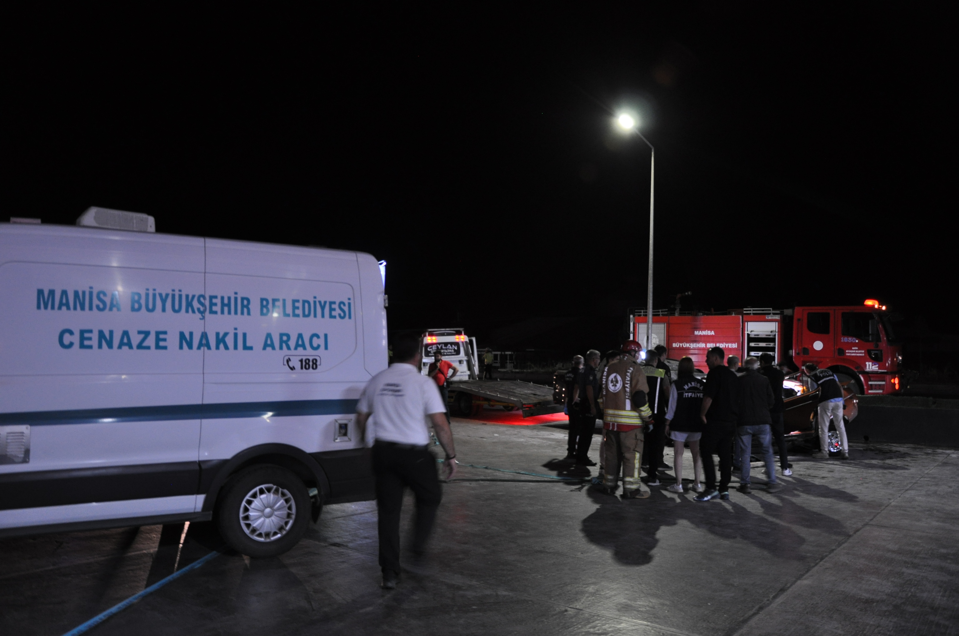 Manisa’da kamyonet ile çarpışan otomobil ikiye ayrıldı: 5 ölü, 6 yaralı  - Görsel 5