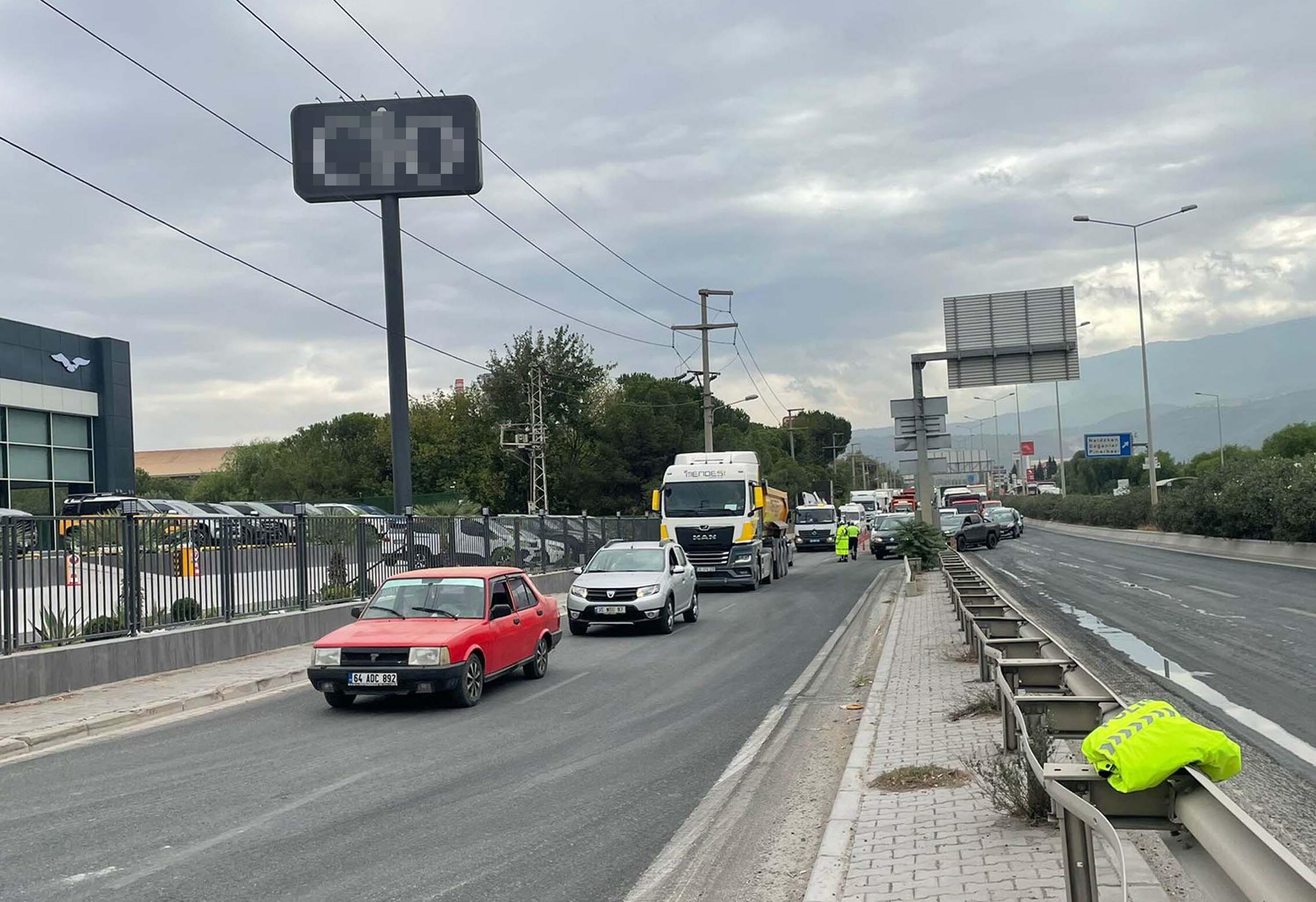 Devrilen TIR'ın kupası viyadükte asılı kaldı; şoförü yaralandı - Görsel 2