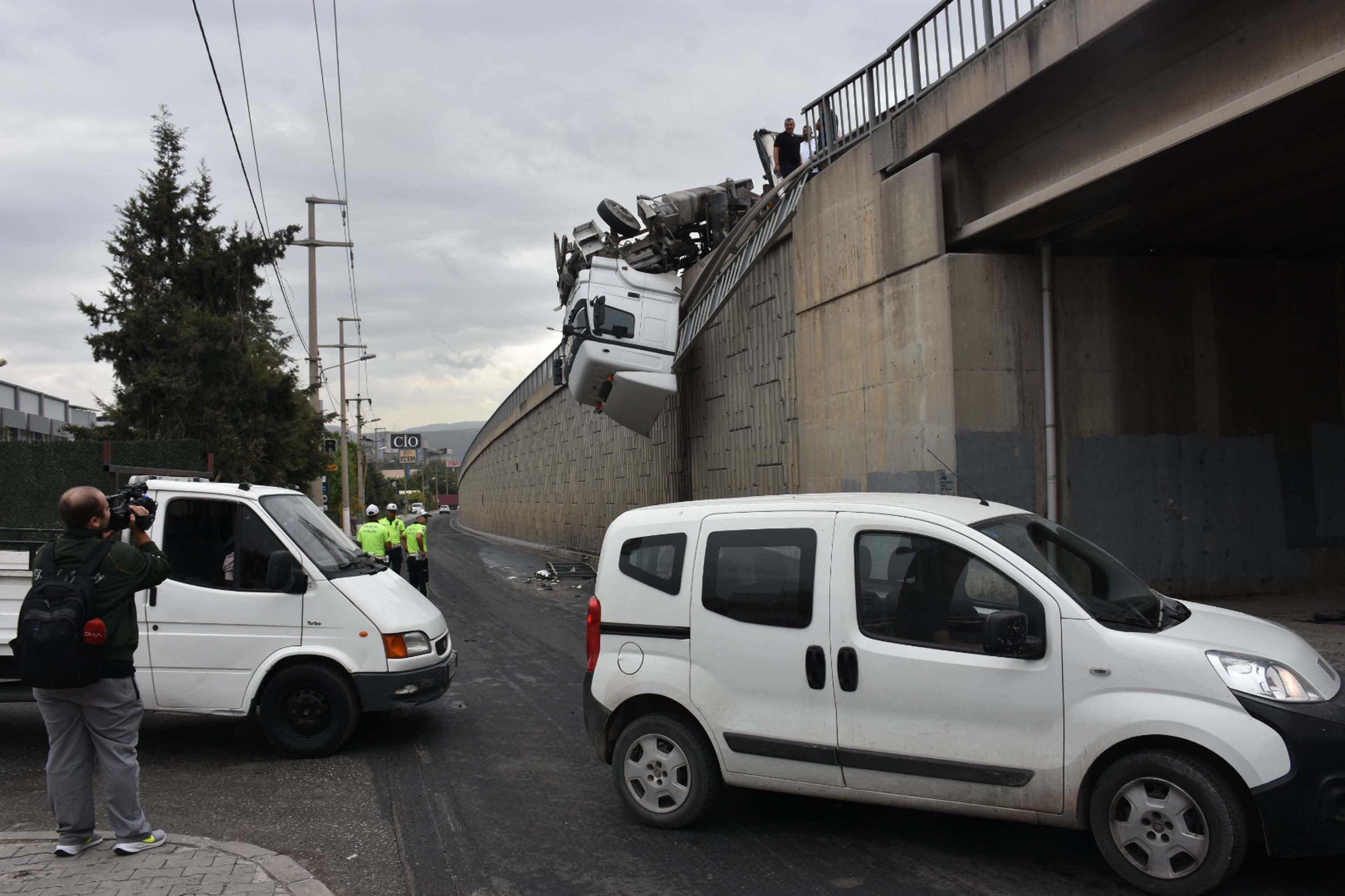 Devrilen TIR'ın kupası viyadükte asılı kaldı; şoförü yaralandı - Görsel 3