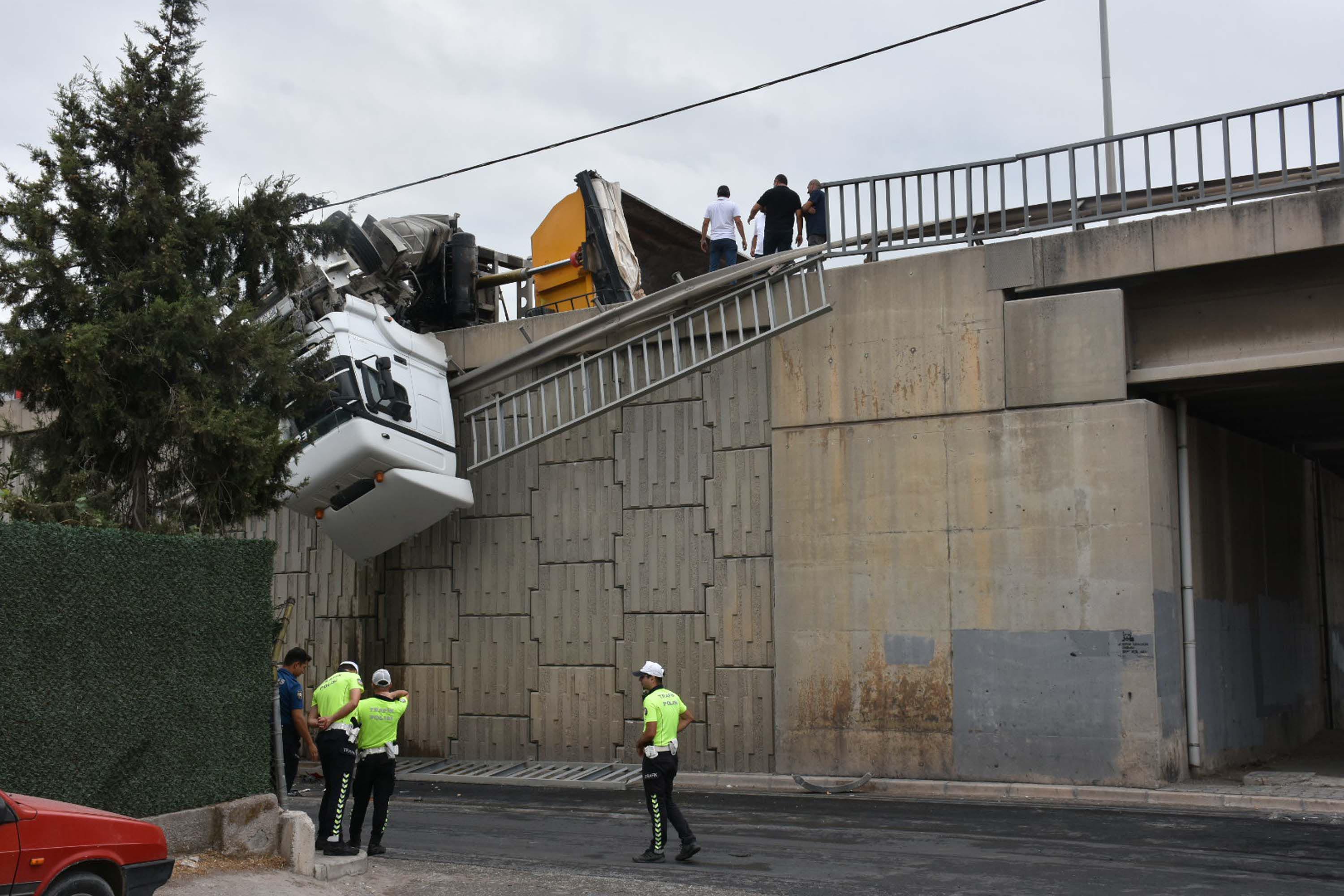 Devrilen TIR'ın kupası viyadükte asılı kaldı; şoförü yaralandı - Görsel 4