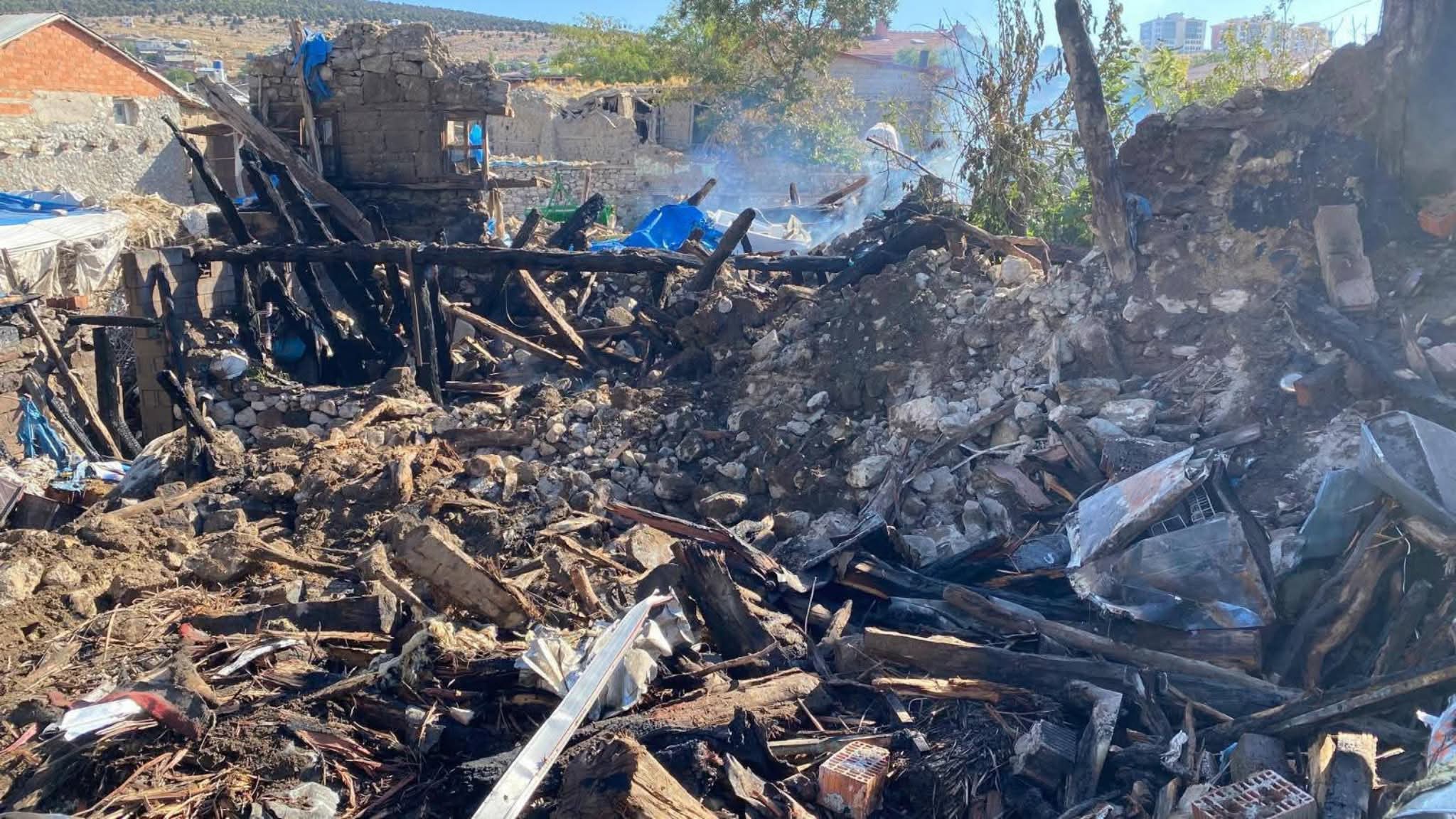 Akkise Mahallesi’nde Ev Yangını: Konut Kullanılamaz Hale Geldi - Görsel 7