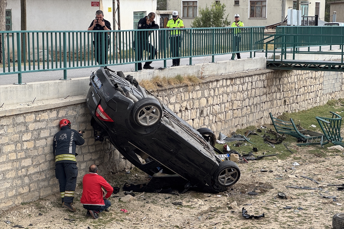 KONYA - Kanala düşen otomobildeki 1 kişi öldü, 1 kişi yaralandı - Görsel 1