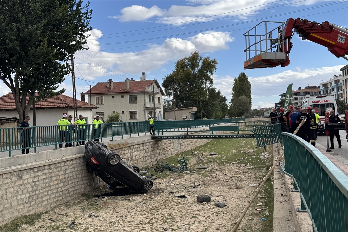 KONYA - Kanala düşen otomobildeki 1 kişi öldü, 1 kişi yaralandı - Görsel 3