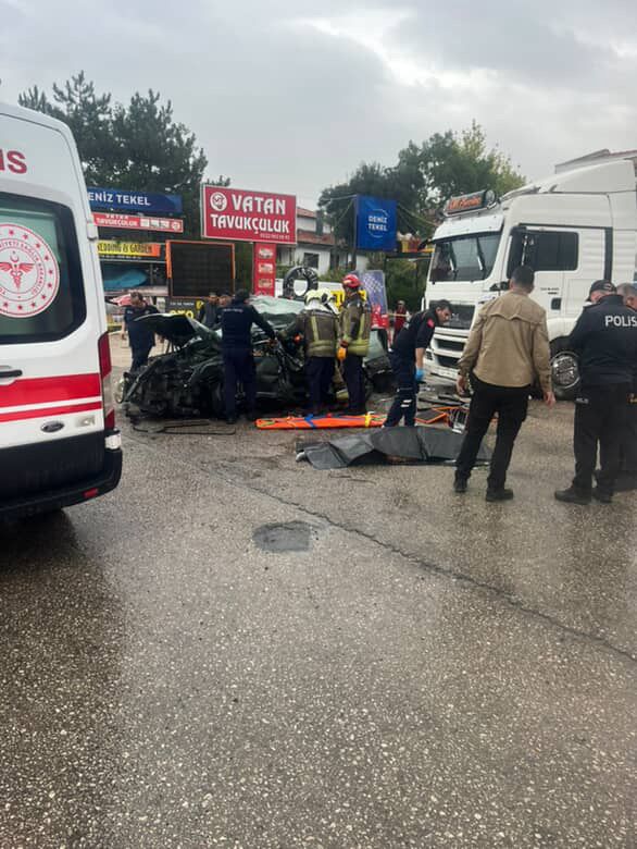 Ankara’da otomobil, park halindeki tankere çarptı: 3 ölü, 2 yaralı - Görsel 2