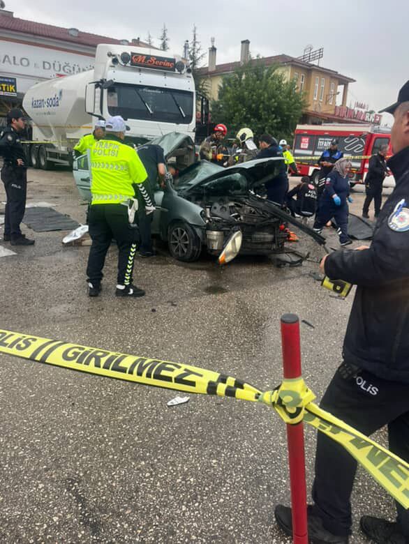 Ankara’da otomobil, park halindeki tankere çarptı: 3 ölü, 2 yaralı - Görsel 3