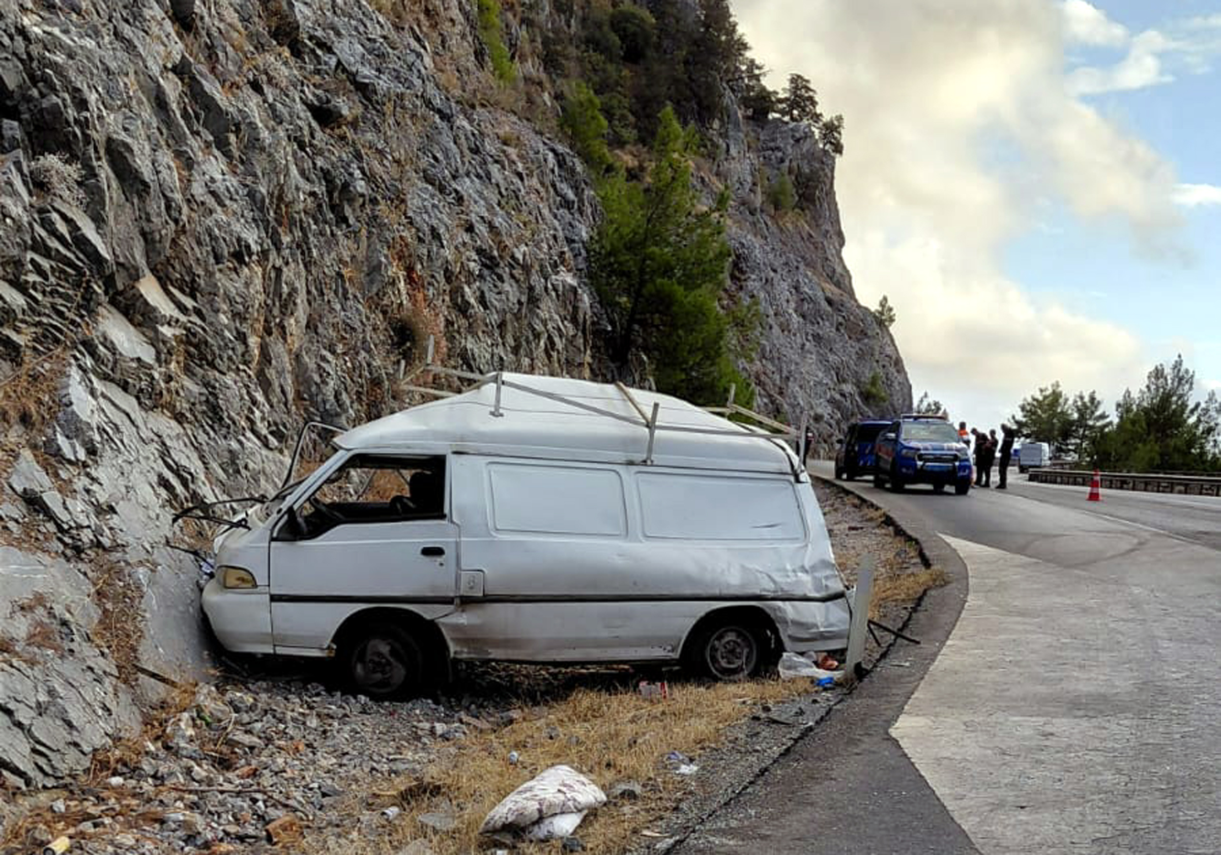 Antalya  yolunda Yolcu otobüsüyle minibüs çarpıştı: 1 ölü, 1 yaralı - Görsel 1