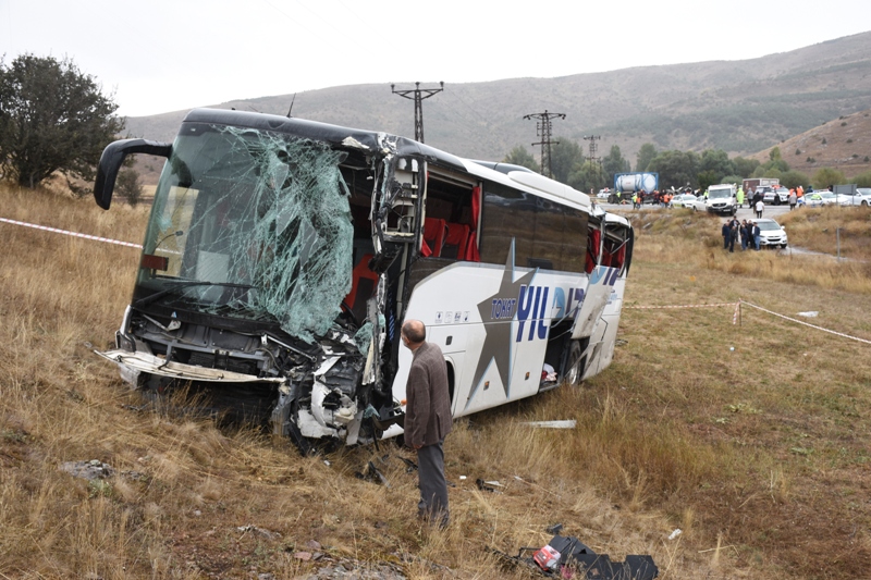 Sivas'ta yolcu otobüsü ile TIR çarpıştı: 23 yaralı - Görsel 1