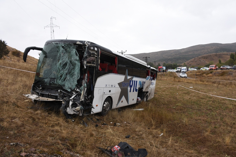 Sivas'ta yolcu otobüsü ile TIR çarpıştı: 23 yaralı - Görsel 2