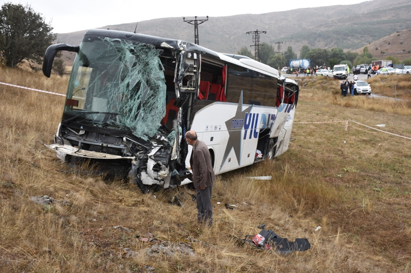 Sivas'ta yolcu otobüsü ile TIR çarpıştı: 23 yaralı - Görsel 3