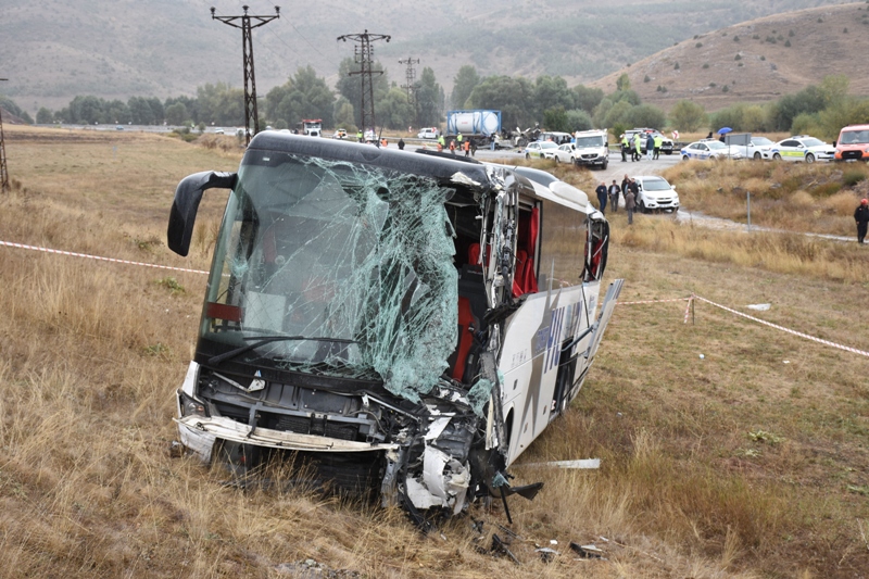 Sivas'ta yolcu otobüsü ile TIR çarpıştı: 23 yaralı - Görsel 4
