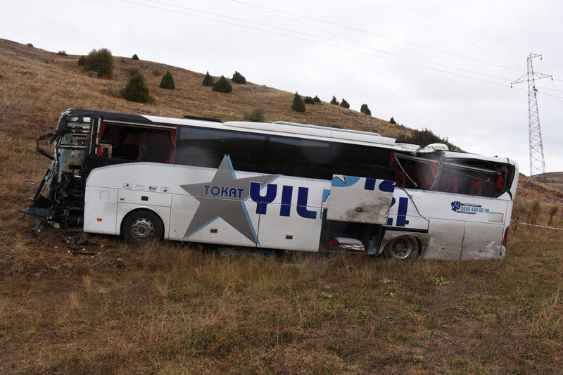 Sivas'ta yolcu otobüsü ile TIR çarpıştı: 23 yaralı - Görsel 5