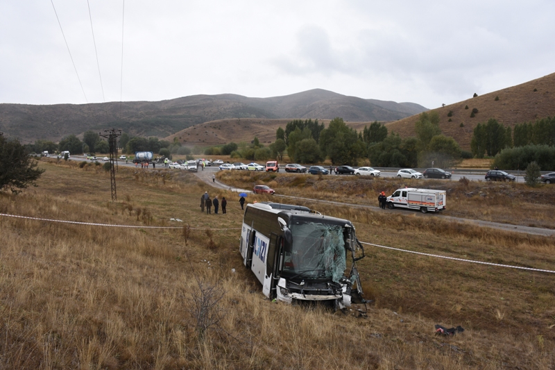 Sivas'ta yolcu otobüsü ile TIR çarpıştı: 23 yaralı - Görsel 6