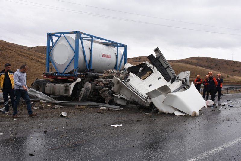 Sivas'ta yolcu otobüsü ile TIR çarpıştı: 23 yaralı - Görsel 8