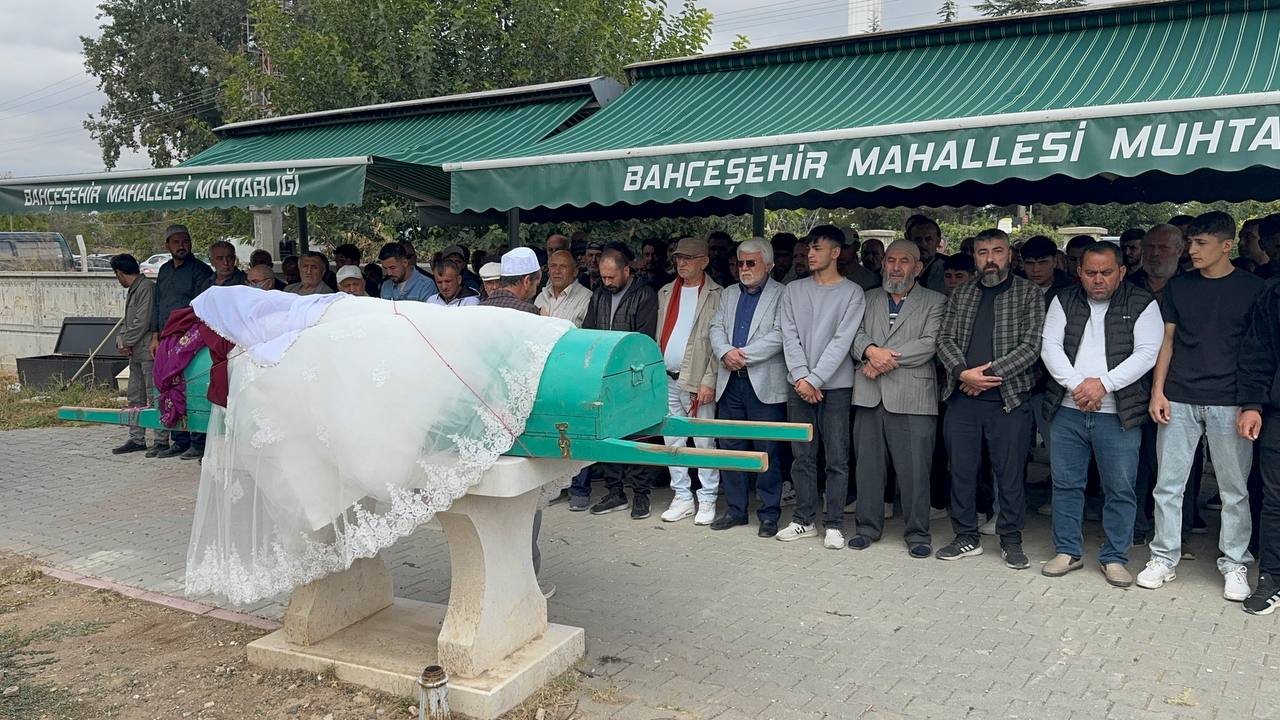 Konya- Kazada ölen Menekşe Gelinliği ile  toprağa verildi - Görsel 2