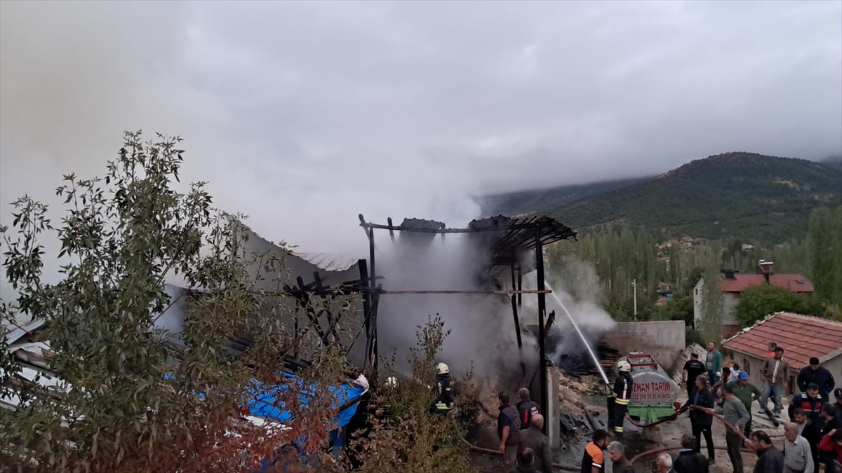 Seydişehirde çıkan samanlık yangınında 2 kişi yaralandı. - Görsel 1