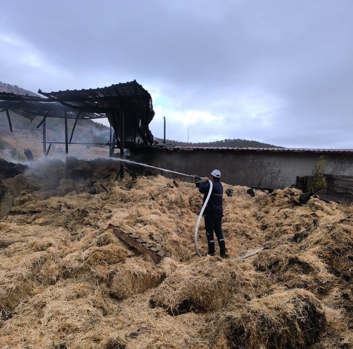Seydişehirde çıkan samanlık yangınında 2 kişi yaralandı. - Görsel 3