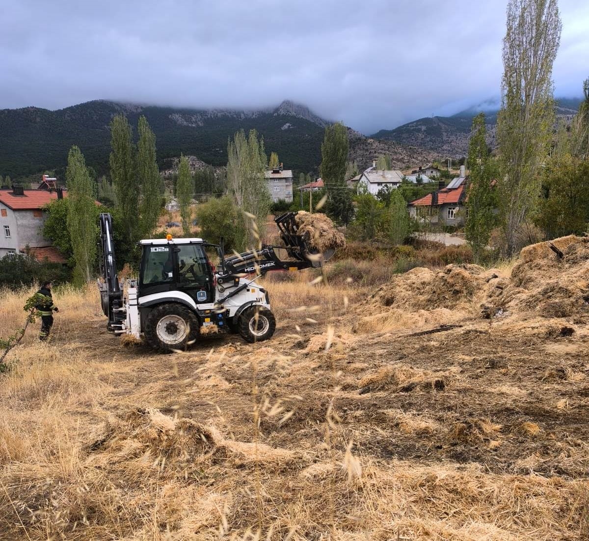 Seydişehirde çıkan samanlık yangınında 2 kişi yaralandı. - Görsel 4