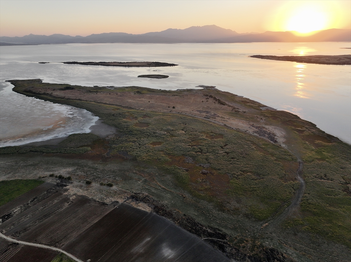 KONYA - Beyşehir Gölü'nde kuraklık nedeniyle Kıstıfan Adası karayla birleşti ve adacık sayısı arttı - Görsel 1