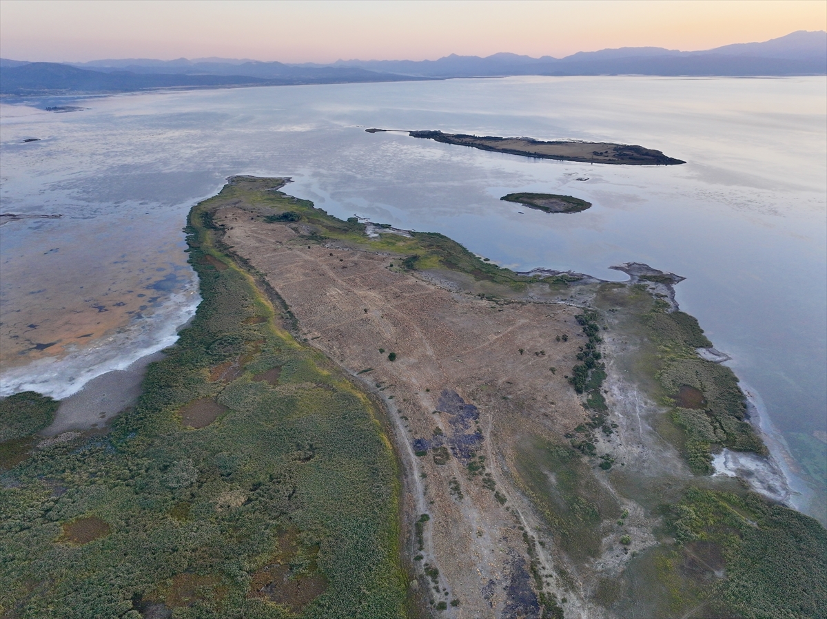KONYA - Beyşehir Gölü'nde kuraklık nedeniyle Kıstıfan Adası karayla birleşti ve adacık sayısı arttı - Görsel 2