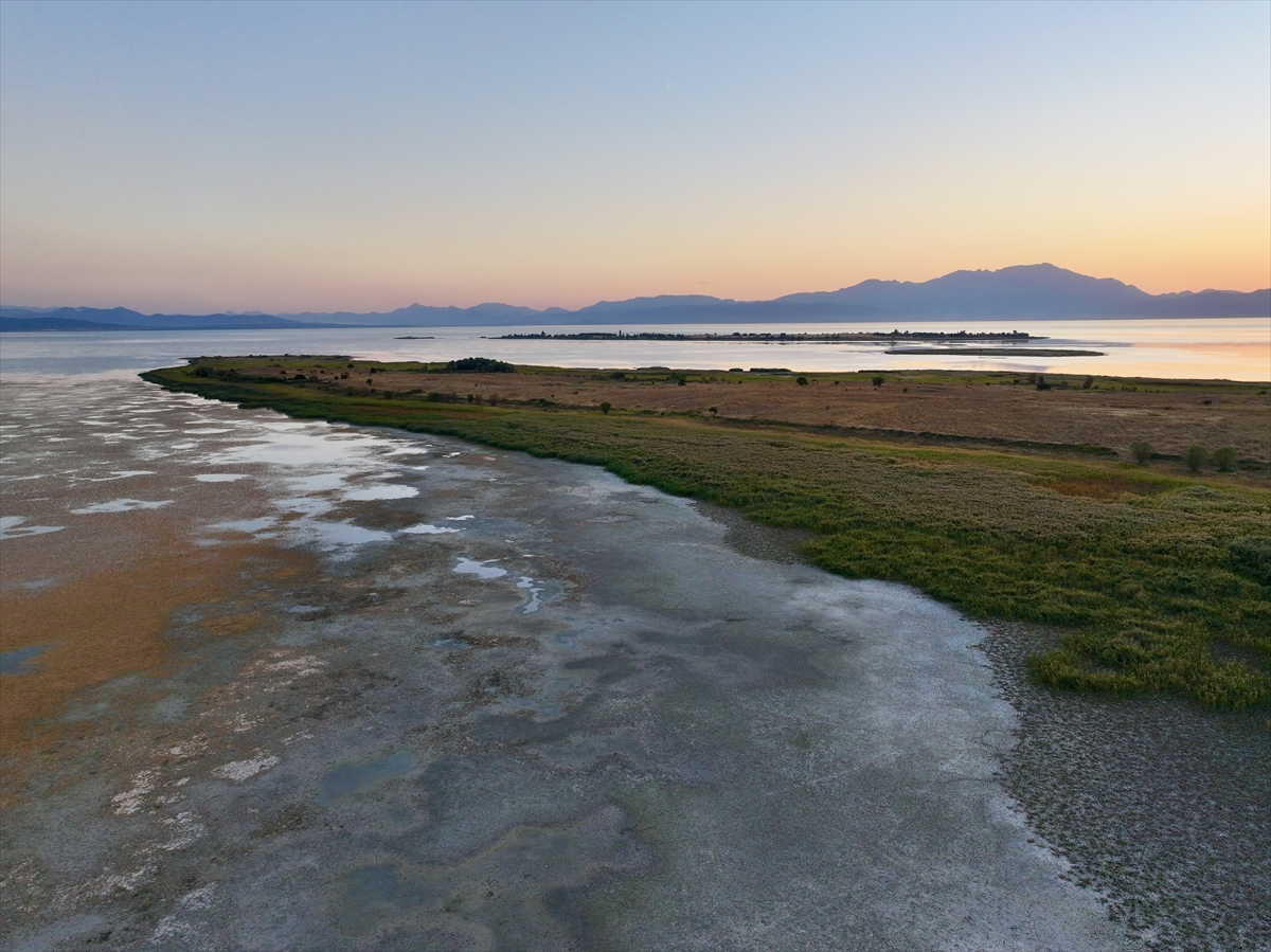 KONYA - Beyşehir Gölü'nde kuraklık nedeniyle Kıstıfan Adası karayla birleşti ve adacık sayısı arttı - Görsel 3