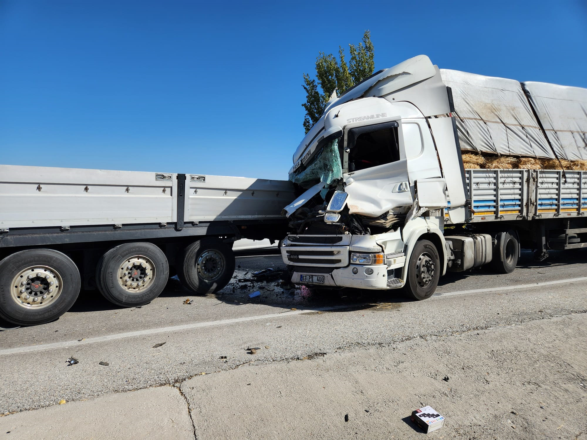 Konya-Afyonkarahisar yolunda 2 TIR çarpıştı; 3'ü ağır, 4 yaralı - Görsel 2