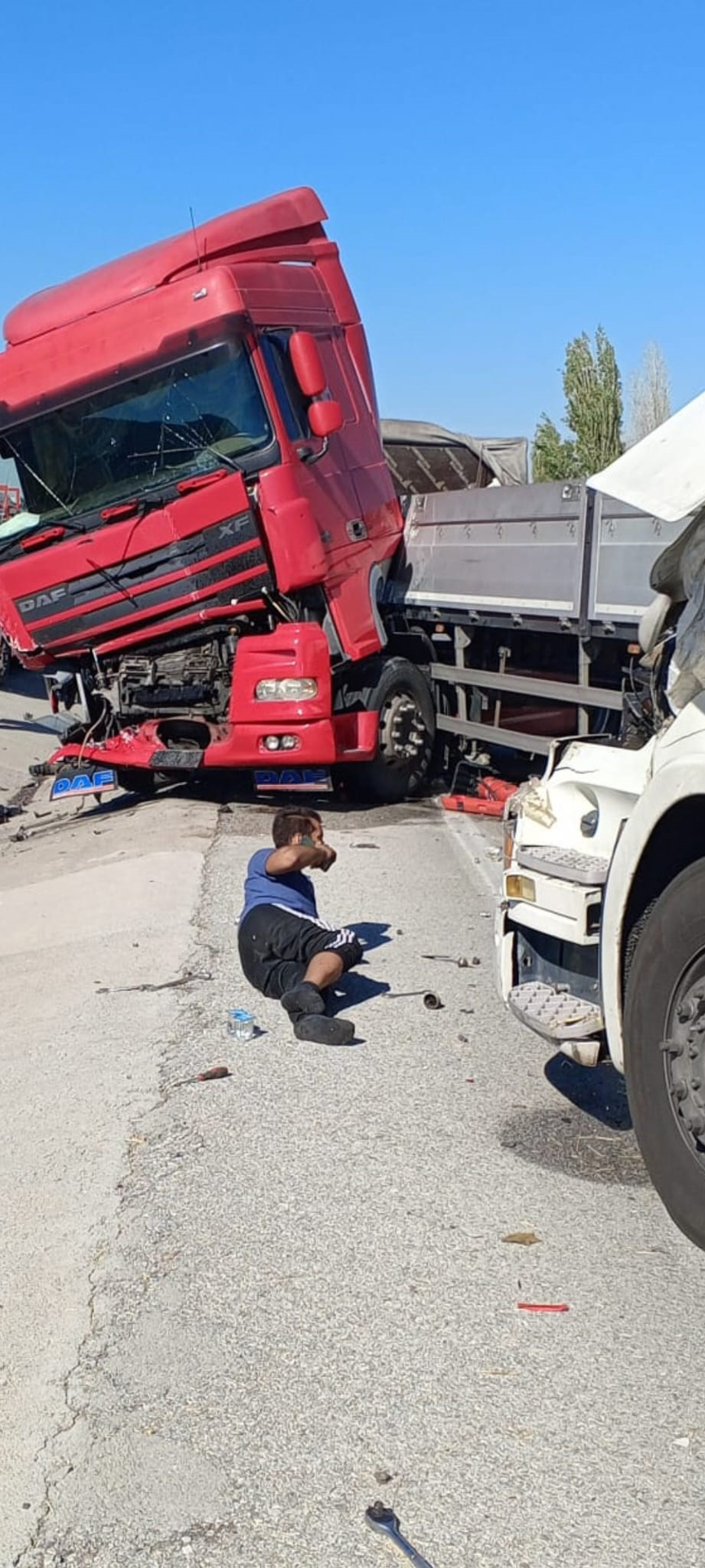 Konya-Afyonkarahisar yolunda 2 TIR çarpıştı; 3'ü ağır, 4 yaralı - Görsel 3
