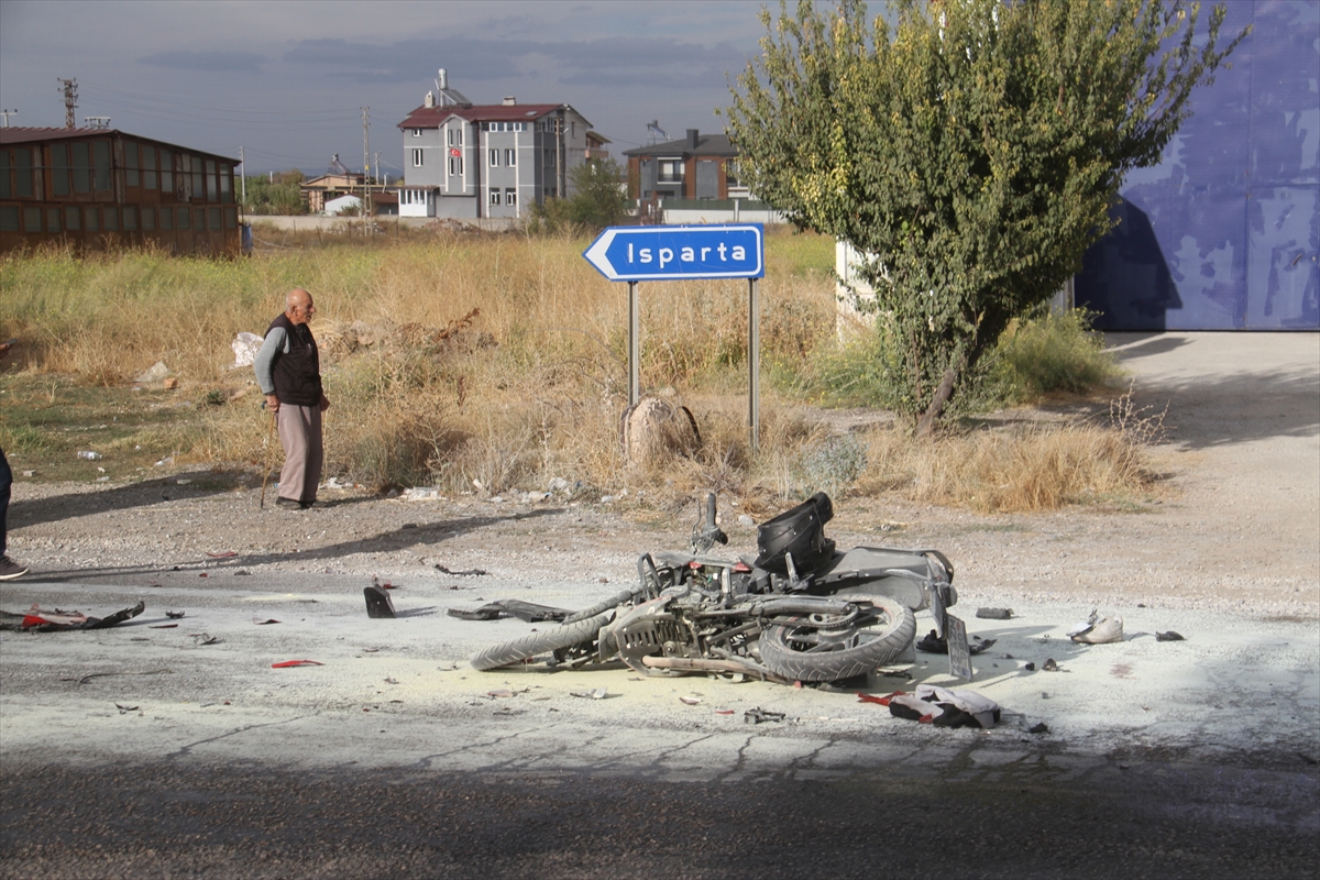 Beyşehirde  işçi servisi ile motosikletin çarpıştığı kazada 2 kişi yaralandı - Görsel 2