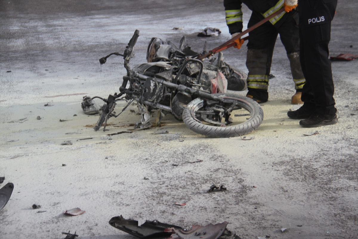 Beyşehirde  işçi servisi ile motosikletin çarpıştığı kazada 2 kişi yaralandı - Görsel 3