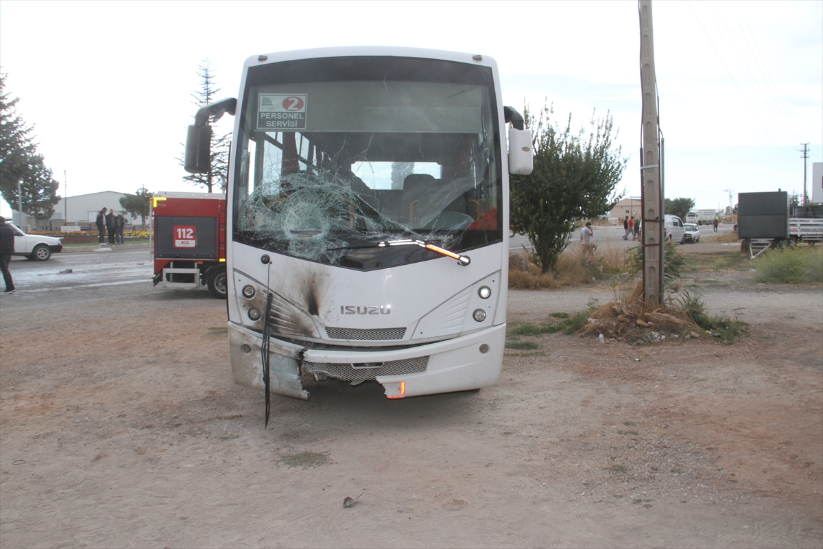 Beyşehirde  işçi servisi ile motosikletin çarpıştığı kazada 2 kişi yaralandı - Görsel 4