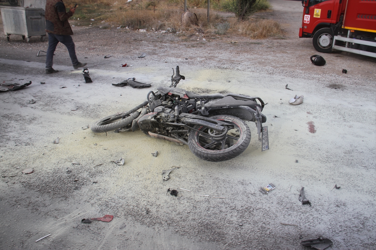 Beyşehirde  işçi servisi ile motosikletin çarpıştığı kazada 2 kişi yaralandı - Görsel 5