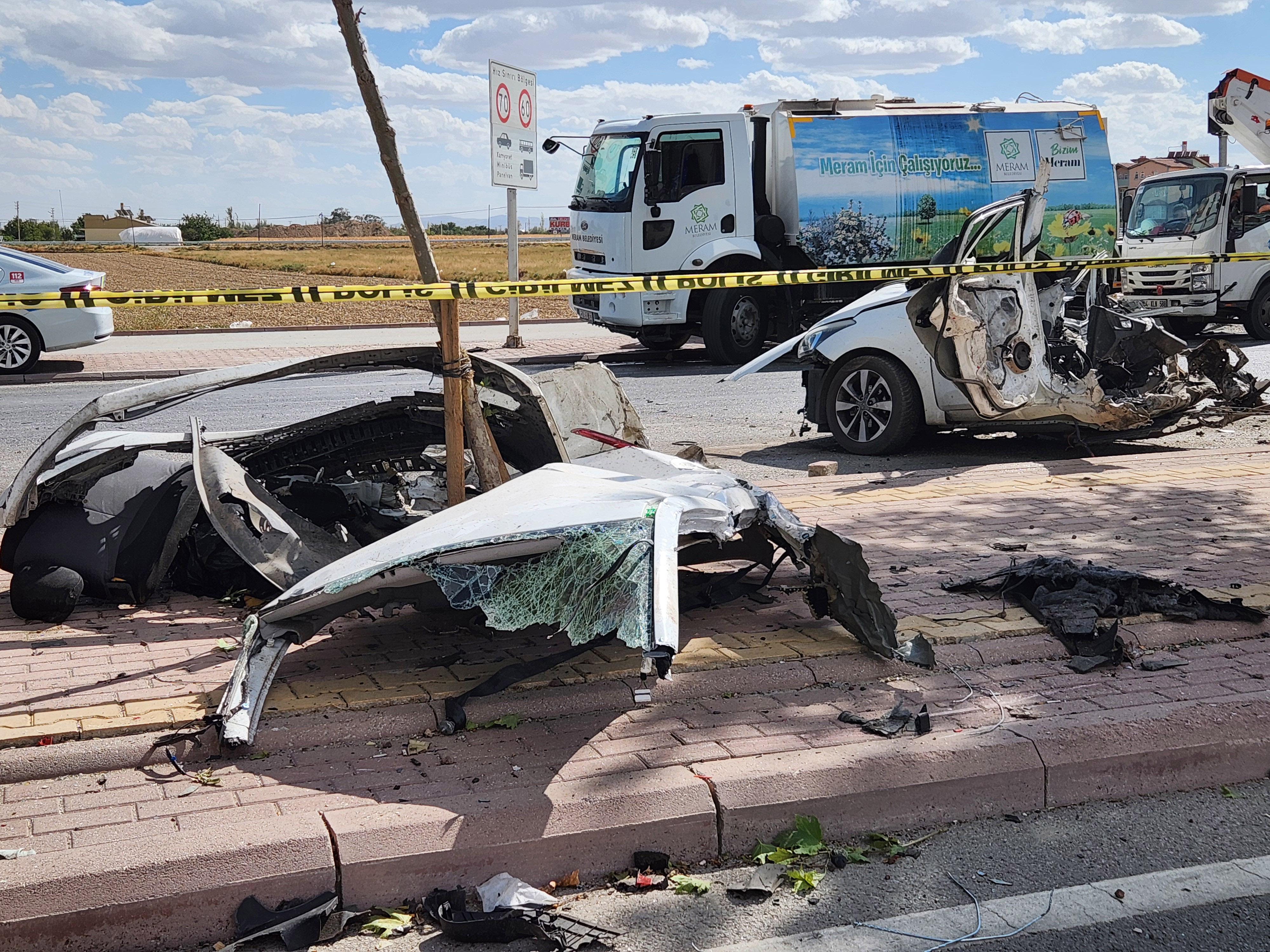 Konya - Kırmızı ışıkta duran otomobil, aracın çarpması ile ikiye bölündü; kaza kamerada - Görsel 1