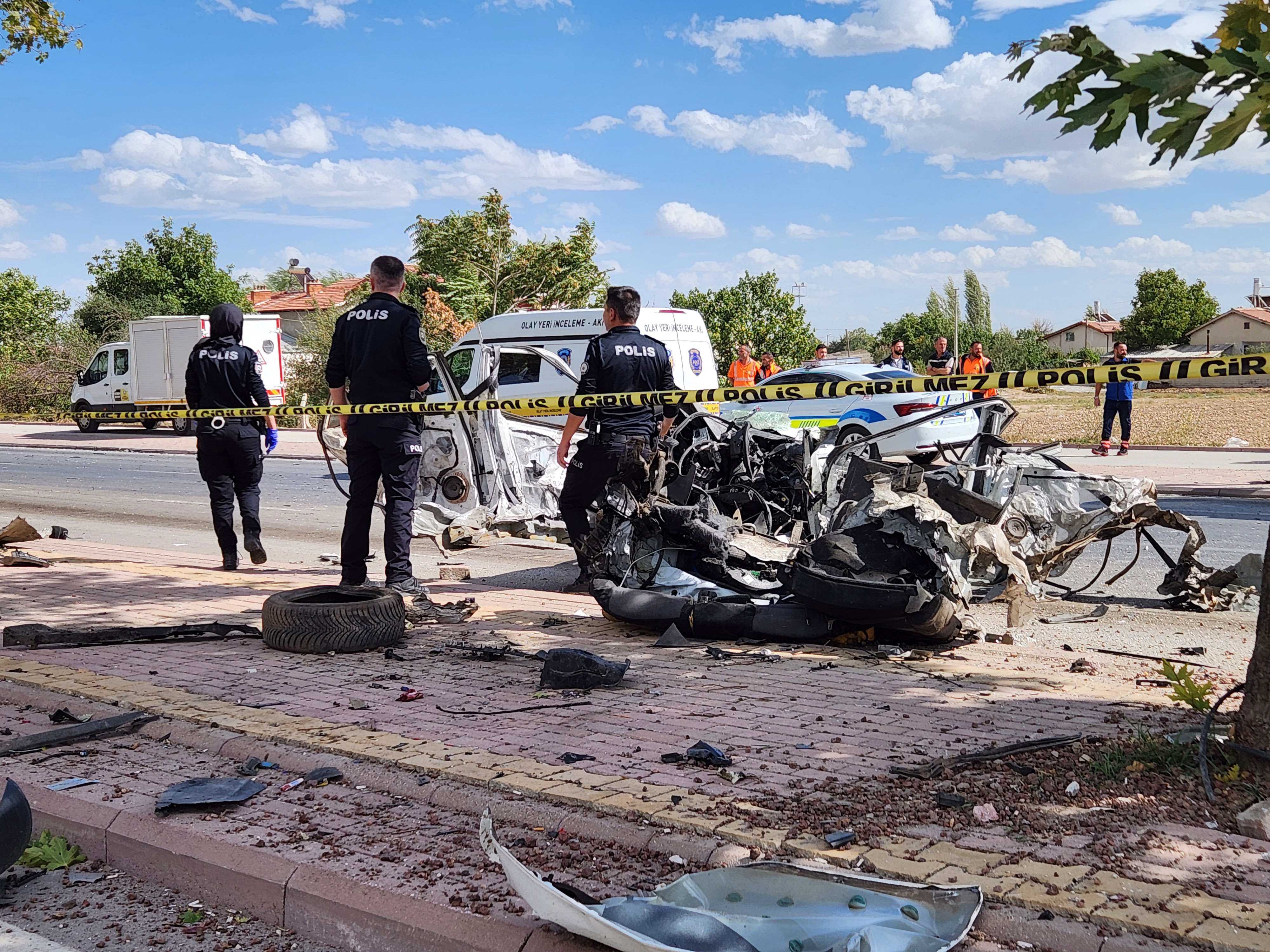 Konya - Kırmızı ışıkta duran otomobil, aracın çarpması ile ikiye bölündü; kaza kamerada - Görsel 4