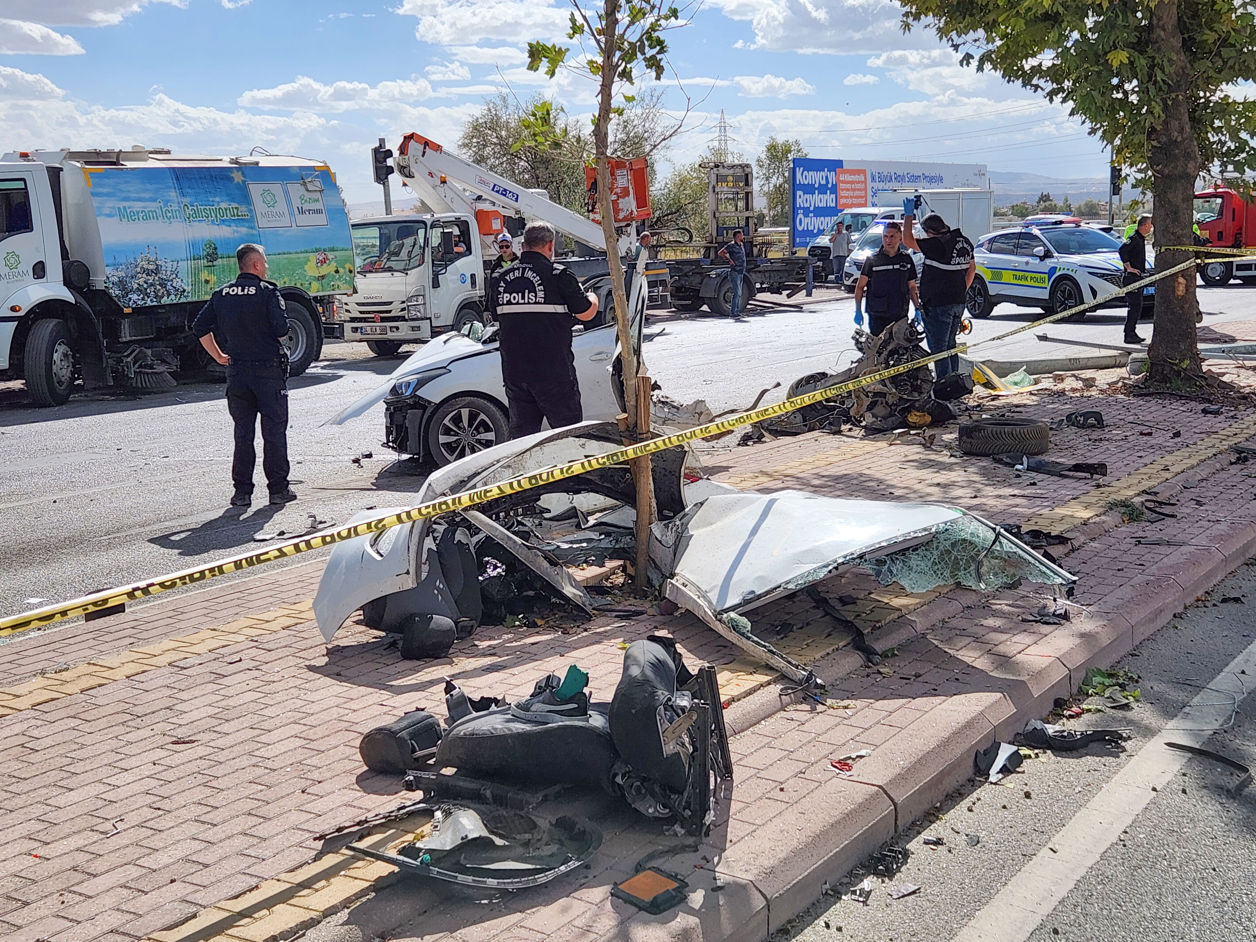 Konya - Kırmızı ışıkta duran otomobil, aracın çarpması ile ikiye bölündü; kaza kamerada - Görsel 6