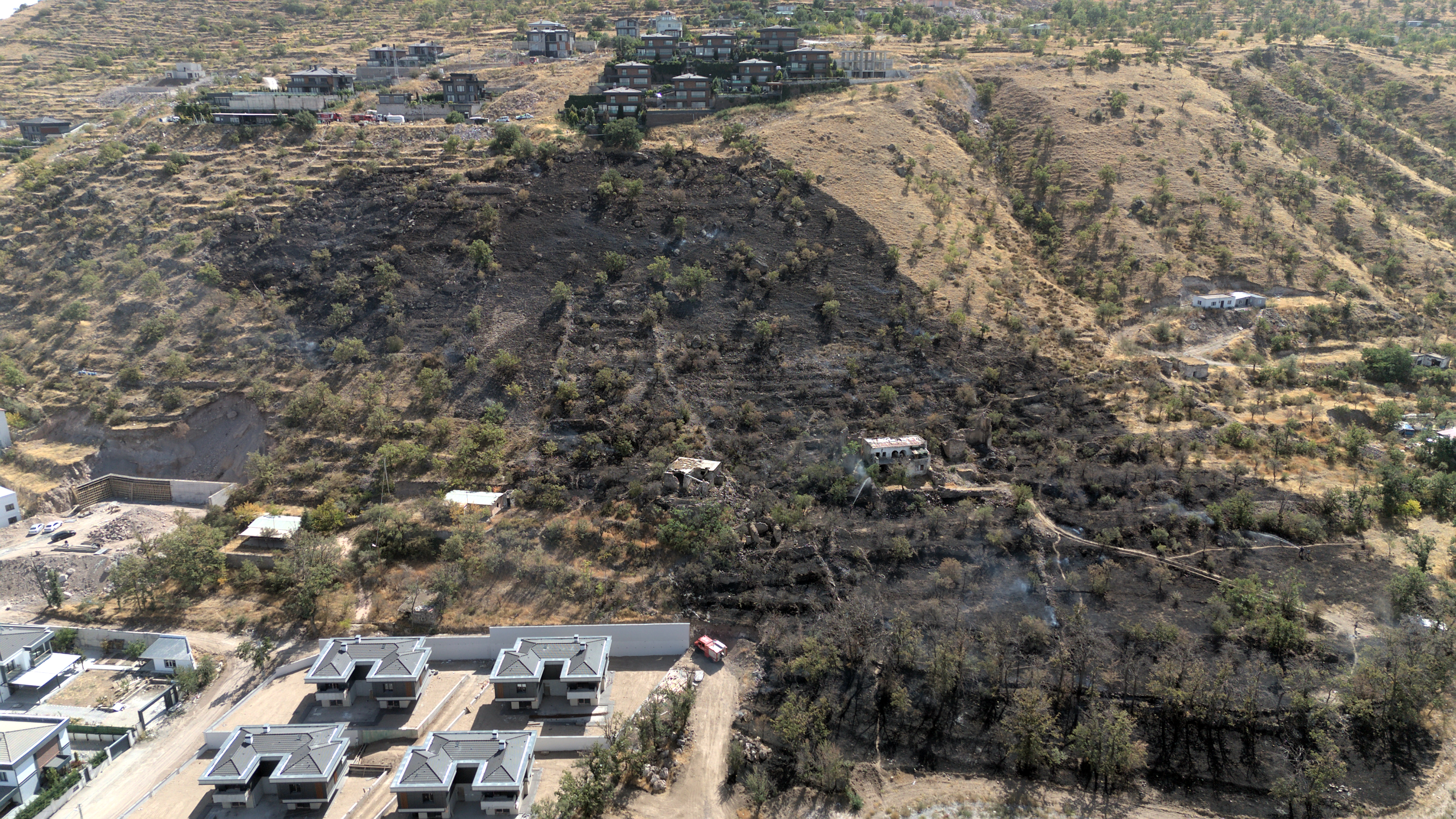  Kayseri'de Patlıcan ve biber közlerken dağdaki otluk araziyi yaktı - Görsel 5
