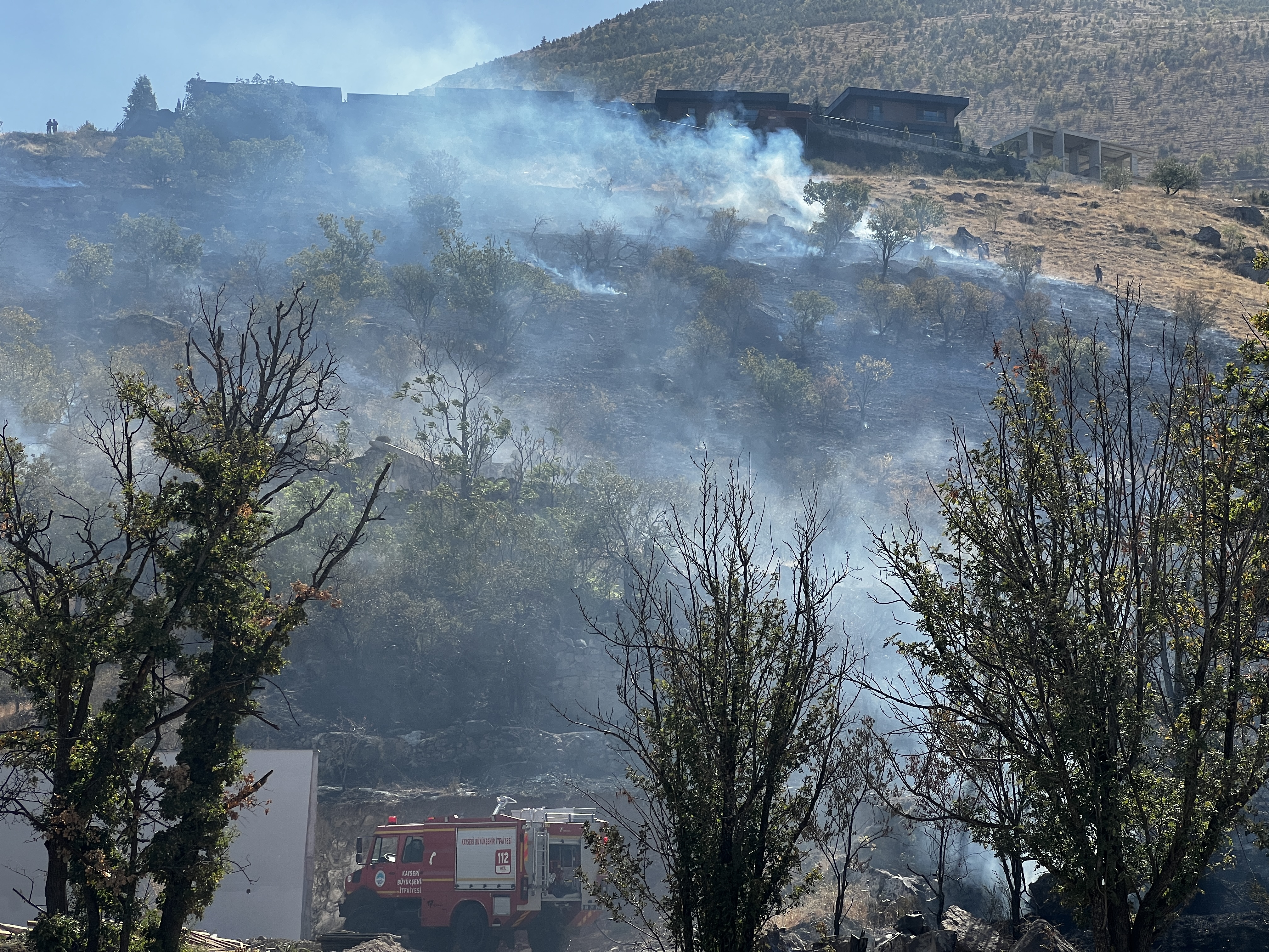  Kayseri'de Patlıcan ve biber közlerken dağdaki otluk araziyi yaktı - Görsel 6