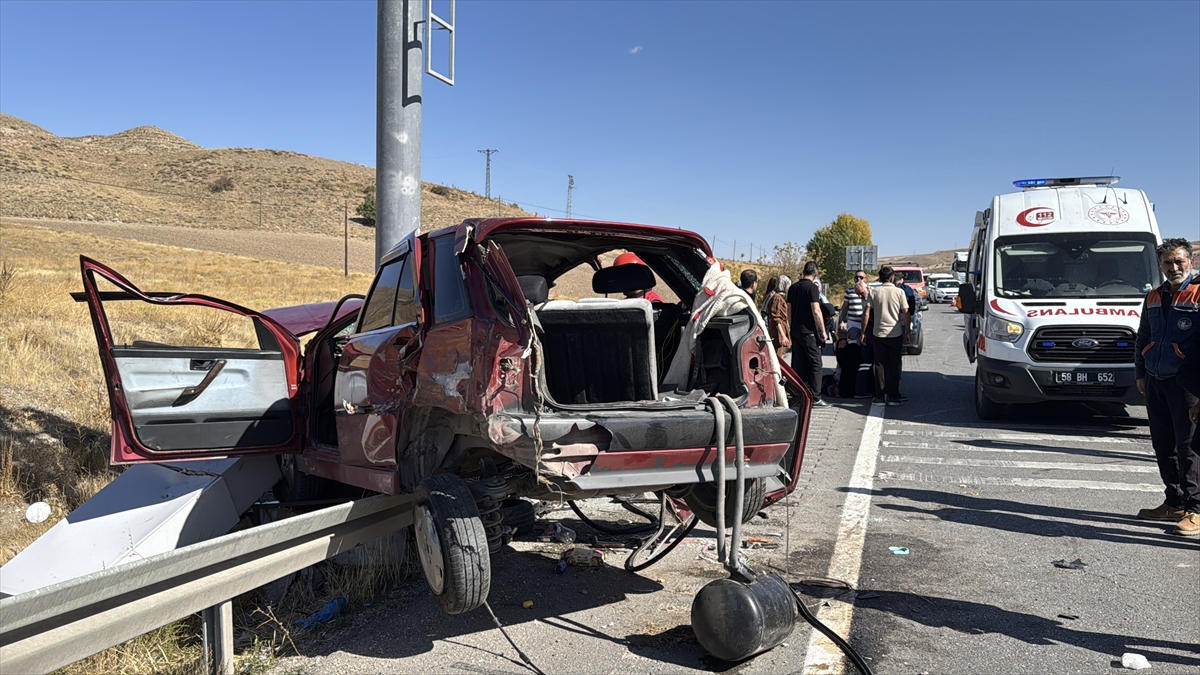 Sivas'ta otomobil ile hafif ticari aracın çarpıştığı kazada 10 kişi yaralandı - Görsel 1
