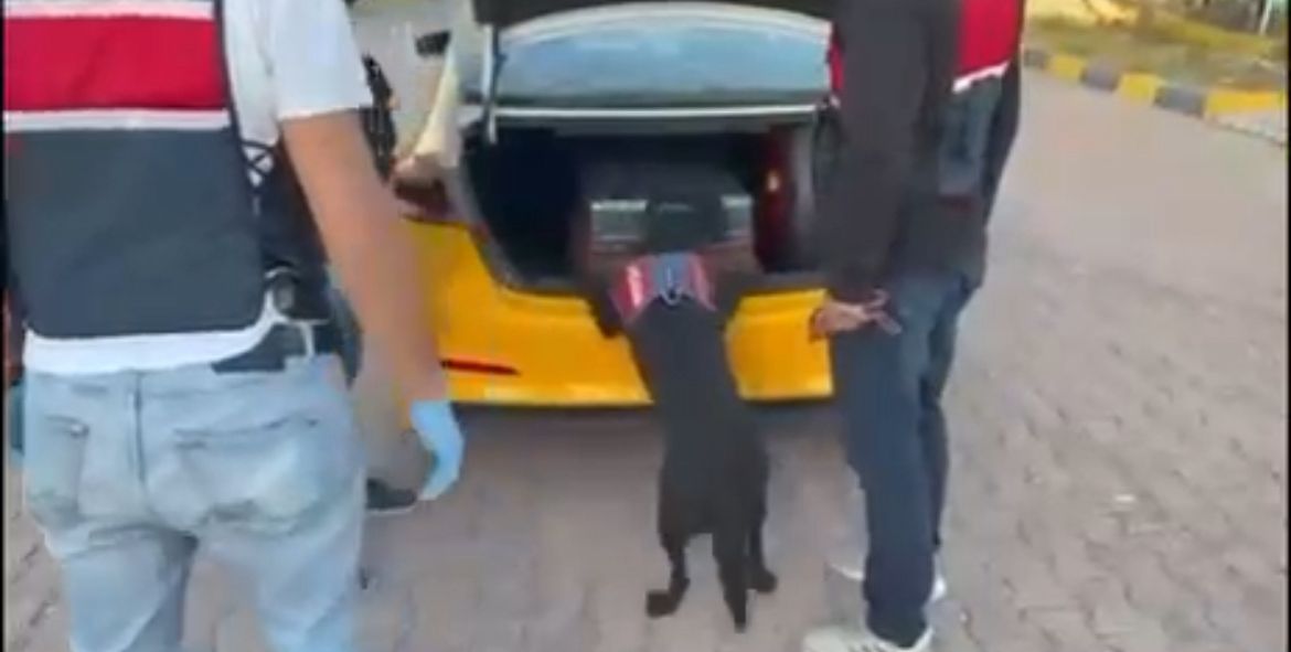 Kayseri'de gelinliğe işlenmiş 25 kilogram uyuşturucu ele geçirildi - Görsel 1