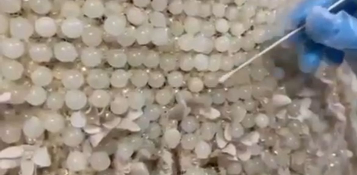 Kayseri'de gelinliğe işlenmiş 25 kilogram uyuşturucu ele geçirildi - Görsel 4