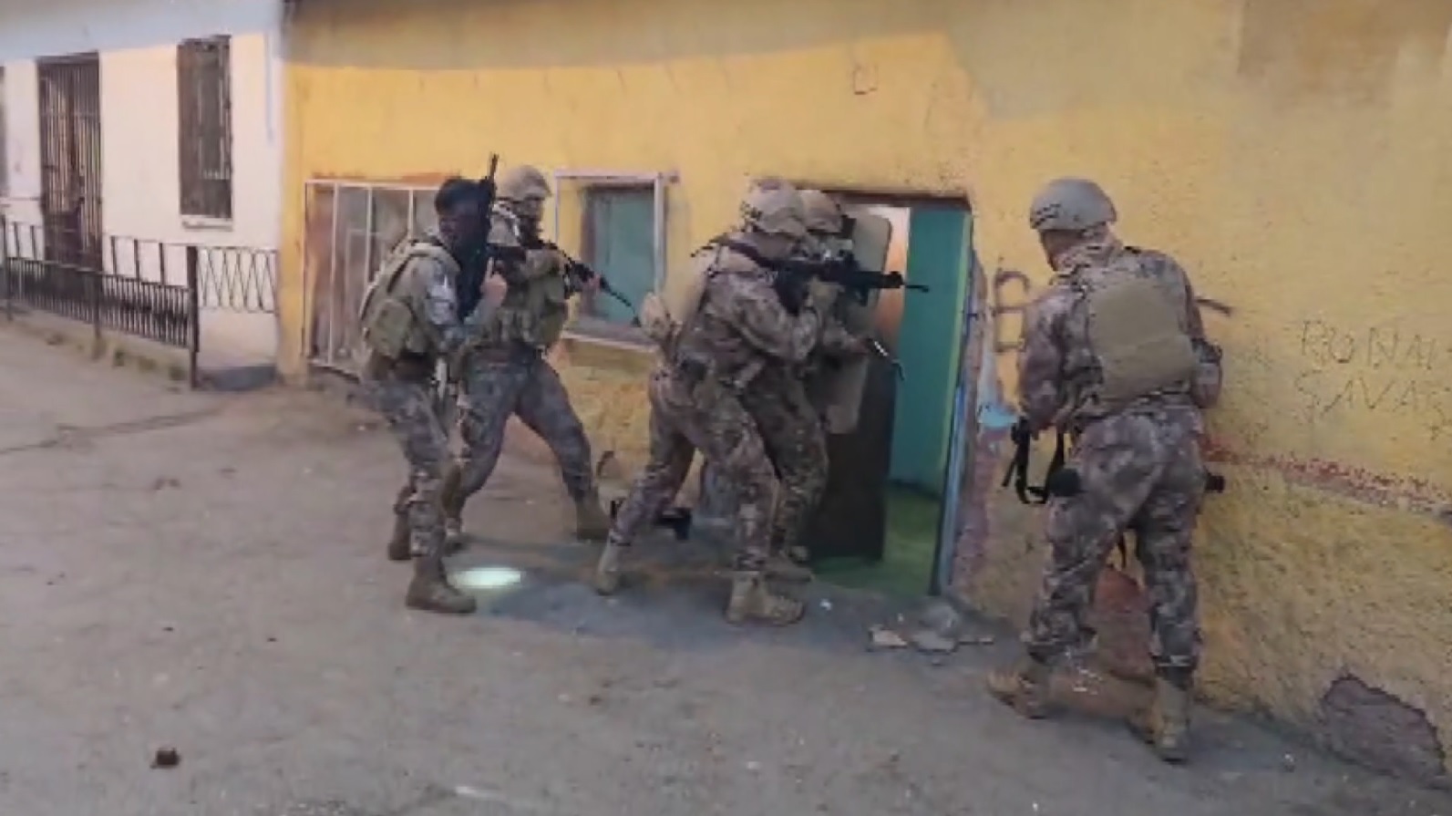 ANKARA - Sosyal medyada silahlı paylaşım yapan 23 şüpheli yakalandı - Görsel 8