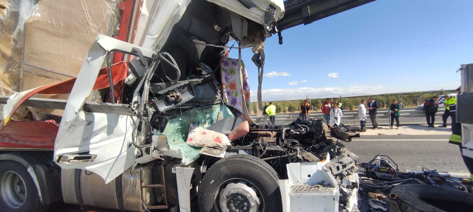 Konya'da 3 aracın karıştığı kazada 1 kişi öldü, 3 kişi yaralandı - Görsel 1
